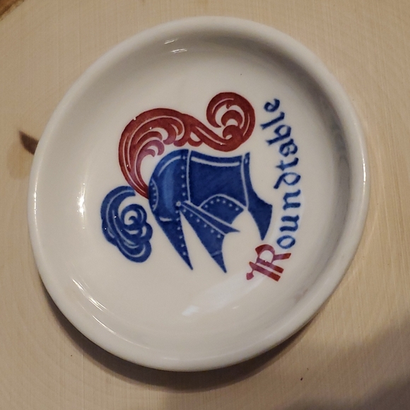 Vintage Walker China Restaurant Ware ROUNDTABLE Knight Design Small Dish - Picture 1 of 4
